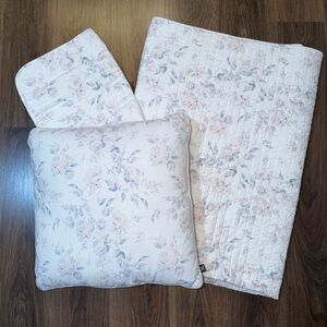 My Texas House Rebecca Twin Floral Quilt and Pillow Set